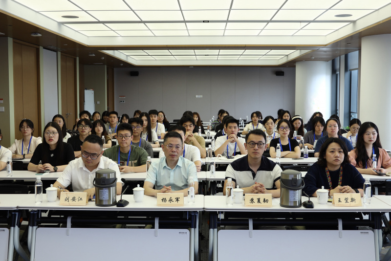 浙江大學(xué)經(jīng)濟(jì)學(xué)院、國(guó)際聯(lián)合商學(xué)院全國(guó)優(yōu)秀大學(xué)生夏令營(yíng)到浙江東方參訪 劉安江（左一）楊永軍（左二）.jpg